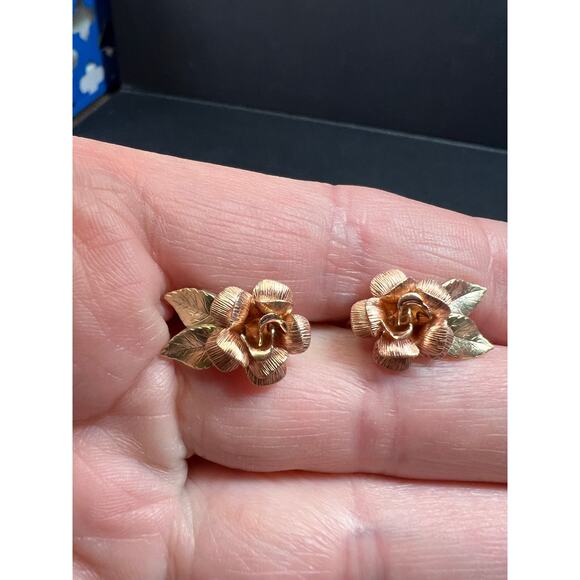 Vintage Krementz Rose and yellow gold tone Flower Leaf Screw Back Earrings - Picture 4 of 16
